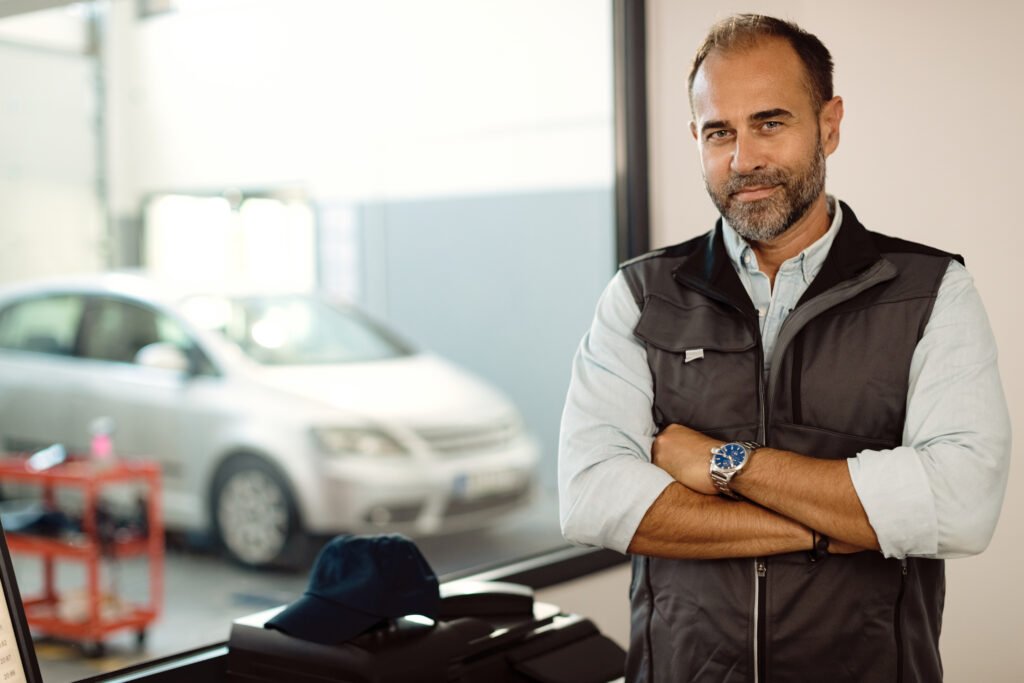 Homem confiante representando a nova gestão técnica da VeriDrive